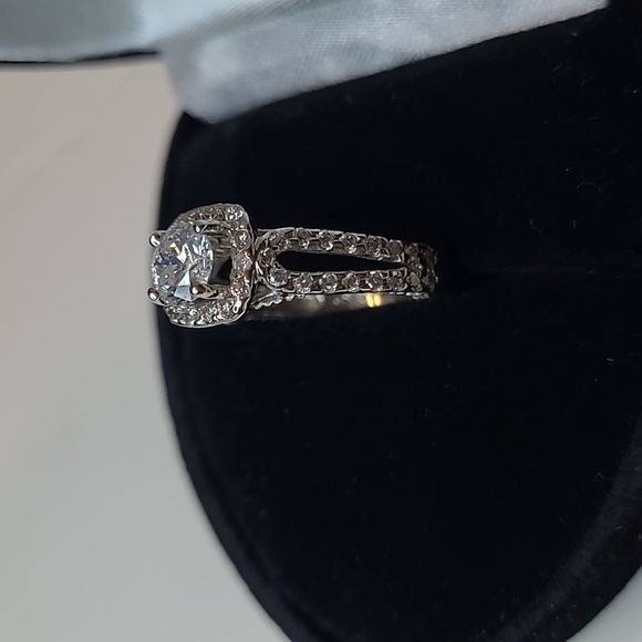 Woman's Engagement Dimond 14k gold ring - Picture 5 of 8